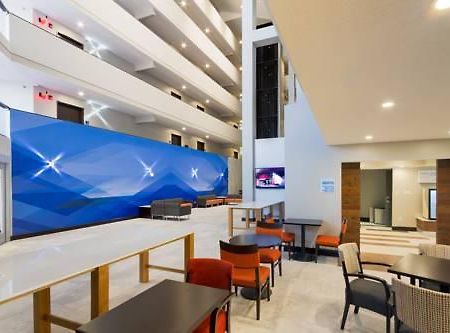 H I Express & Suites San Antonio Medical-Six Flags 외부 사진