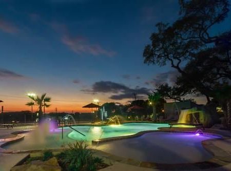 H I Express & Suites San Antonio Medical-Six Flags 외부 사진